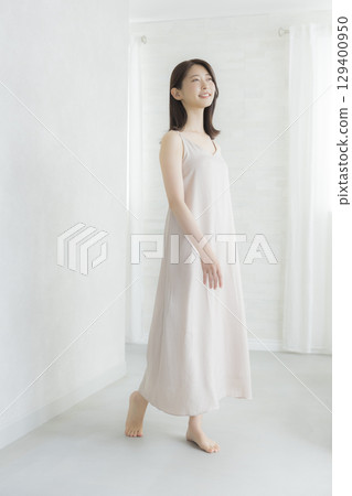 年輕的女士 129400950