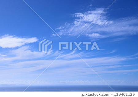 夏日風景——地平線上飄浮著蓬鬆的白雲，藍天上飄浮著卷雲—— 129401129