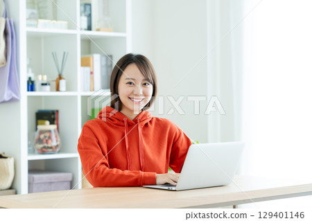 使用一台個人計算機的年輕女子 129401146
