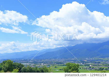 安曇野鄉村與夏日天空 129401214