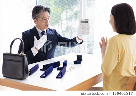 On-site purchase appraisal A man appraising at the destination On-site purchase appraisal A man appraising at the destination 129401517