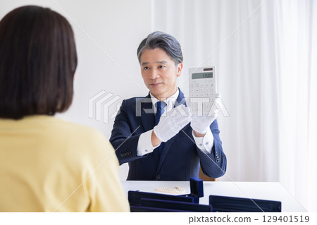 現場購買評估 一名男子在目的地進行評估 129401519