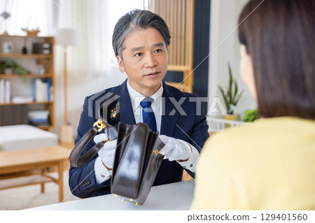 現場購買評估 一名男子在目的地進行評估 現場購買評估 一名男子在目的地進行評估 129401560