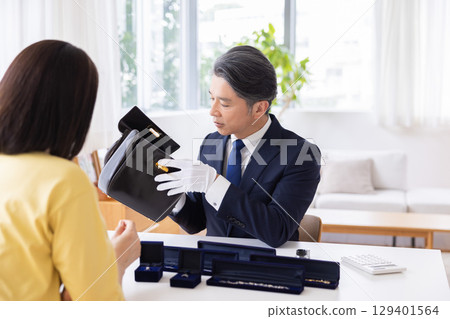 On-site purchase appraisal A man appraising at the destination 129401564