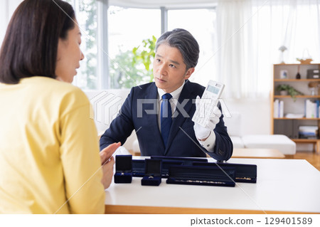 On-site purchase appraisal A man appraising at the destination On-site purchase appraisal A man appraising at the destination 129401589