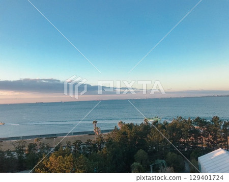 夕陽西下,大海給人一種短暫的感覺 夕陽西下,大海給人一種短暫的感覺 129401724