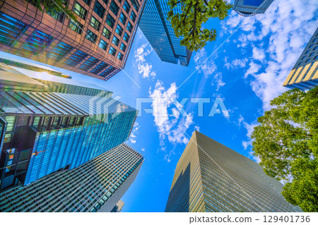 一場突如其來的雷雨席捲了日本東京的街道…大手町商業區。大手町廣場等建築物的景色=8月8日 129401736