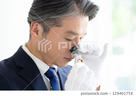 現場購買:一名男子正在評估貴金屬 現場購買:一名男子正在評估貴金屬 129401758