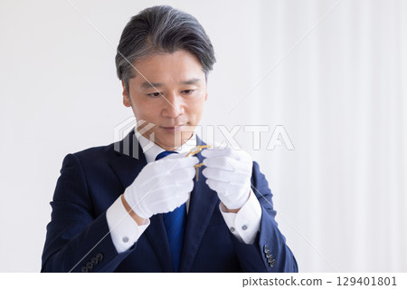 現場購買:一名男子正在評估貴金屬 現場購買:一名男子正在評估貴金屬 129401801