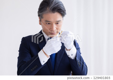 On-site purchase: A man assessing precious metals On-site purchase: A man assessing precious metals 129401803
