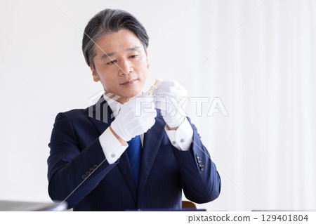 現場購買：一名男子正在評估貴金屬 129401804