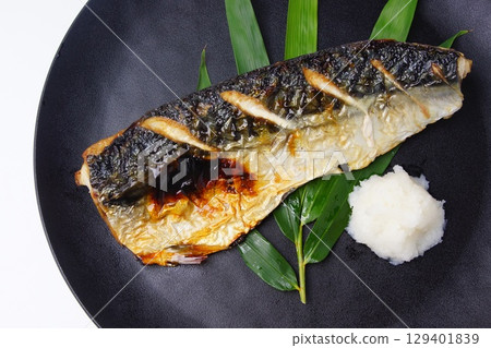 與鹽的烤鯖魚 與鹽的烤鯖魚 129401839