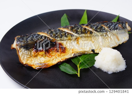 Grilled mackerel with salt 129401841