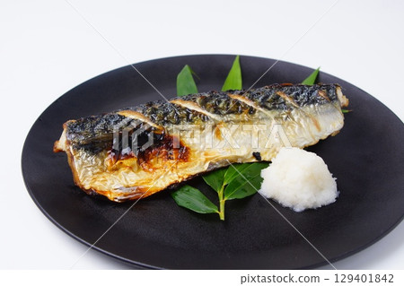 Grilled mackerel with salt 129401842