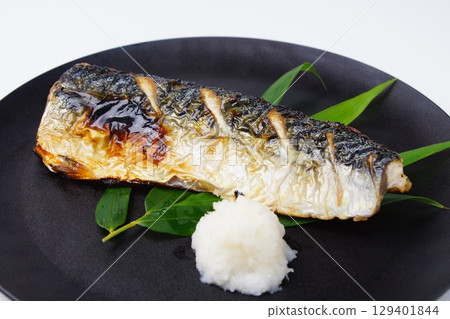 Grilled mackerel with salt 129401844