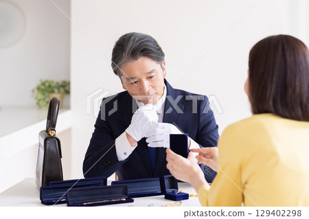 On-site purchase appraisal A man appraising at the destination On-site purchase appraisal A man appraising at the destination 129402298