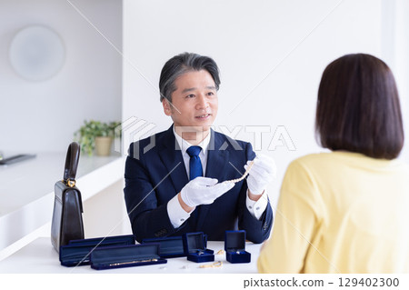 On-site purchase appraisal A man appraising at the destination 129402300