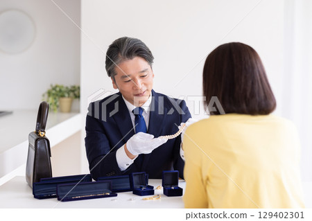 On-site purchase appraisal A man appraising at the destination 129402301