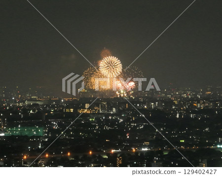 (Nerima, Tokyo) Urban fireworks seen from a tower apartment 129402427