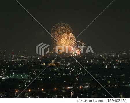 (Nerima, Tokyo) Urban fireworks seen from a tower apartment 129402431