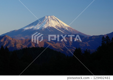 冬日傍晚從藤川町高下眺望富士山 129402481