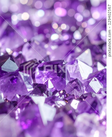 紫水晶橫切面的宏觀照片 紫水晶橫切面的宏觀照片 129402567