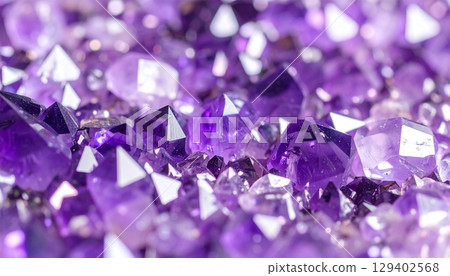 紫水晶橫切面的宏觀照片 紫水晶橫切面的宏觀照片 129402568