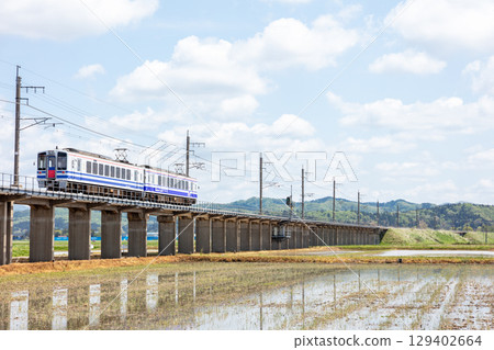 【北北線】在稻田環繞的高架軌道上行駛的普通列車 【北北線】在稻田環繞的高架軌道上行駛的普通列車 129402664