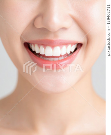 woman with beautiful teeth 129402711