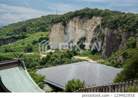 陡峭的山峰,岩壁清晰可見 陡峭的山峰,岩壁清晰可見 129402958