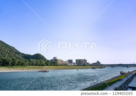 岐阜縣岐阜市:長良川河畔,準備鸕鶿捕魚的船隻 岐阜縣岐阜市:長良川河畔,準備鸕鶿捕魚的船隻 129403205