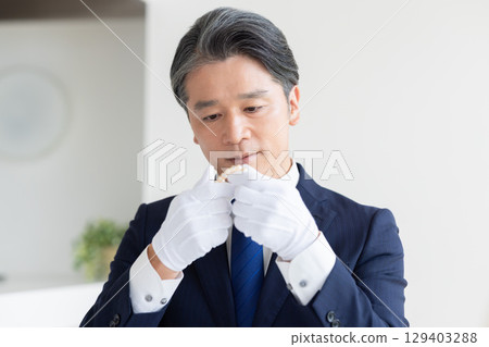 現場購買：一名男子正在評估貴金屬 129403288