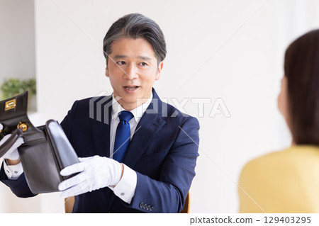 On-site purchase appraisal A man appraising at the destination 129403295