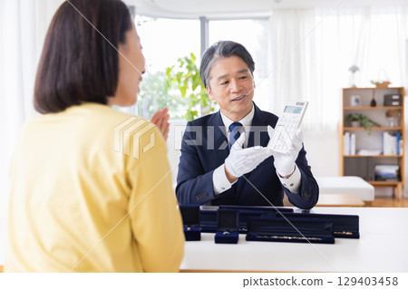 現場購買評估 一名男子在目的地進行評估 129403458