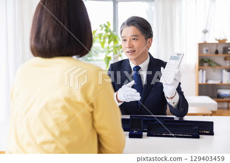 現場購買評估 一名男子在目的地進行評估 129403459