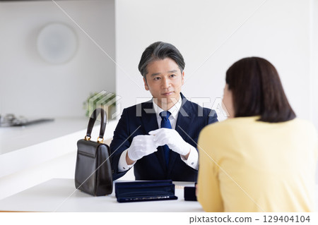 現場購買評估 一名男子在目的地進行評估 現場購買評估 一名男子在目的地進行評估 129404104