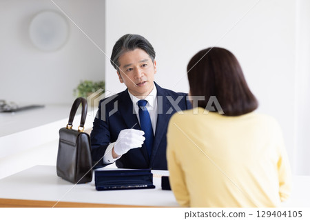 現場購買評估 一名男子在目的地進行評估 129404105