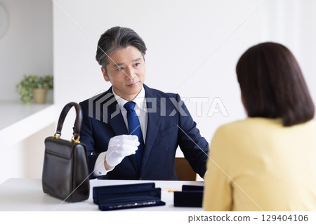 現場購買評估 一名男子在目的地進行評估 129404106