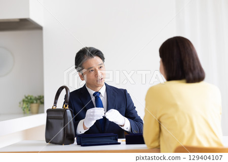 現場購買評估 一名男子在目的地進行評估 129404107