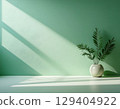 房間裡擺放著植物和綠色調，光線從窗戶斜射到牆壁和地板上 129404922