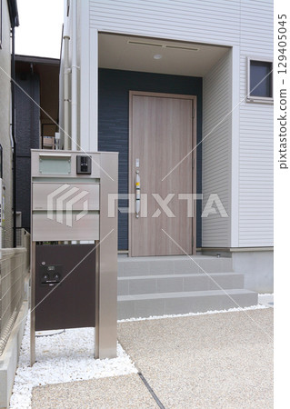 Delivery box installed at the entrance of a house 129405045