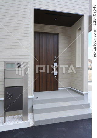 Delivery box installed at the entrance of a house 129405046
