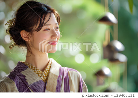 身穿和服的女子和夏日風鈴 身穿和服的女子和夏日風鈴 129405131