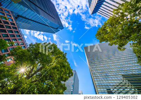 一場突如其來的雷雨席捲了日本東京的街道…大手町商業區。大手町廣場等建築物的景色=8月8日 129405302