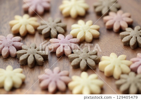 瑪格麗特造型的紫薯、可可和原味餅乾 瑪格麗特造型的紫薯、可可和原味餅乾 129405479