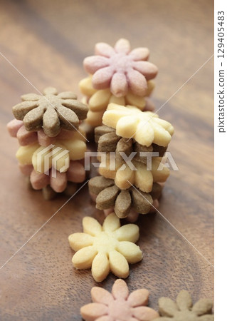 瑪格麗特造型的紫薯、可可和原味餅乾 129405483