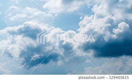 Cumulonimbus clouds appear in the midsummer blue sky 129405615