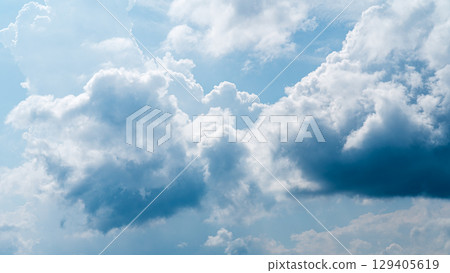 Cumulonimbus clouds appear in the midsummer blue sky 129405619