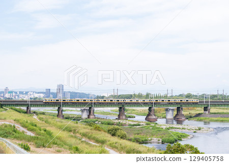 【南部線】列車駛過多摩川大橋 129405758