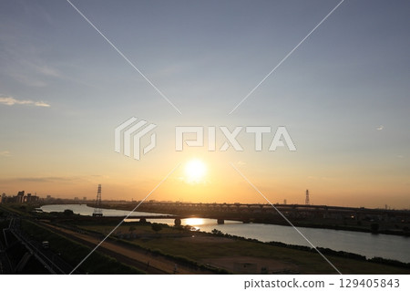 Evening view of Arakawa River, Nishiarai Bridge and Metropolitan Expressway Ring Route [Adachi Ward, Tokyo] 129405843